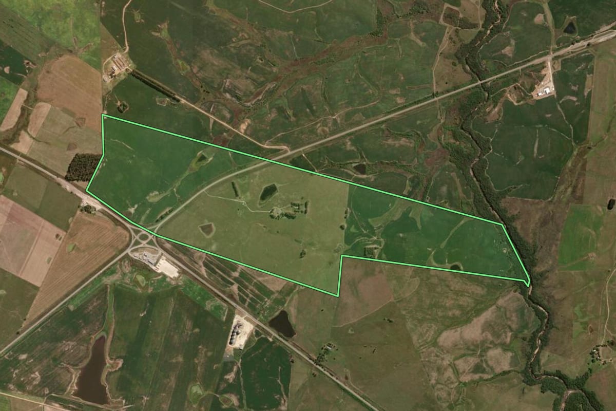 Imagem de satélite do imóvel rural em Hulha Negra (RS), com o contorno declarado no CAR desenhado por cima.