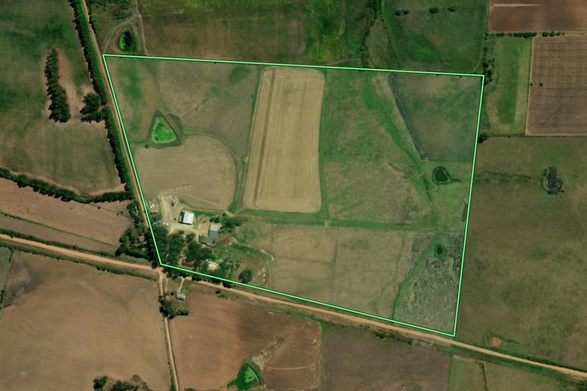 Imagem de satélite do imóvel rural em Hulha Negra (RS), com o contorno declarado no CAR desenhado por cima.