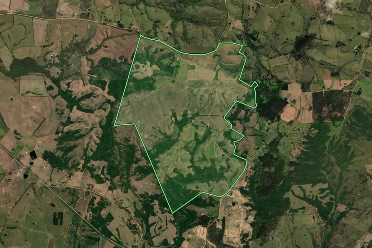 Imagem de satélite do imóvel rural em Hulha Negra (RS), com o contorno declarado no CAR desenhado por cima.