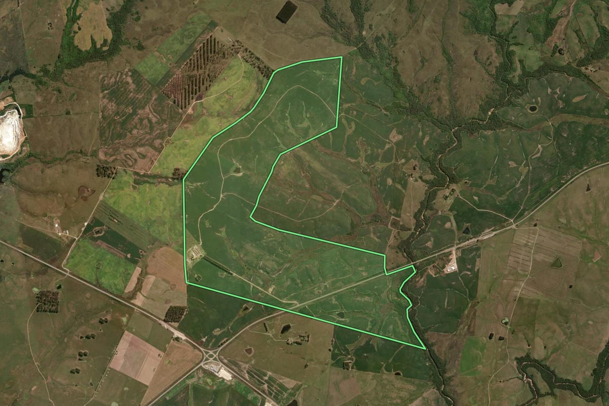 Imagem de satélite do imóvel rural em Hulha Negra (RS), com o contorno declarado no CAR desenhado por cima.
