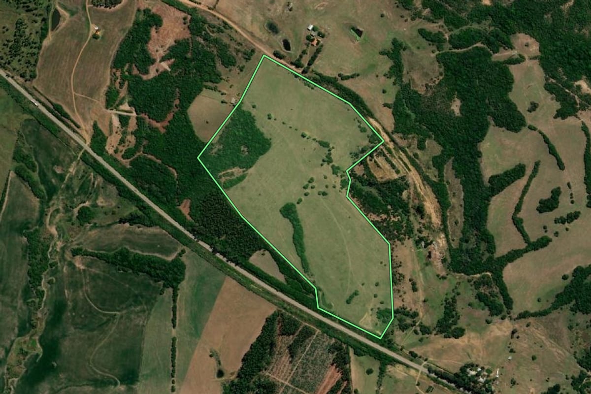Imagem de satélite do imóvel rural em Hulha Negra (RS), com o contorno declarado no CAR desenhado por cima.
