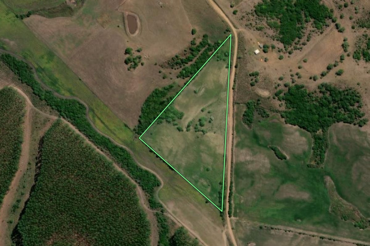 Imagem de satélite do imóvel rural em Hulha Negra (RS), com o contorno declarado no CAR desenhado por cima.
