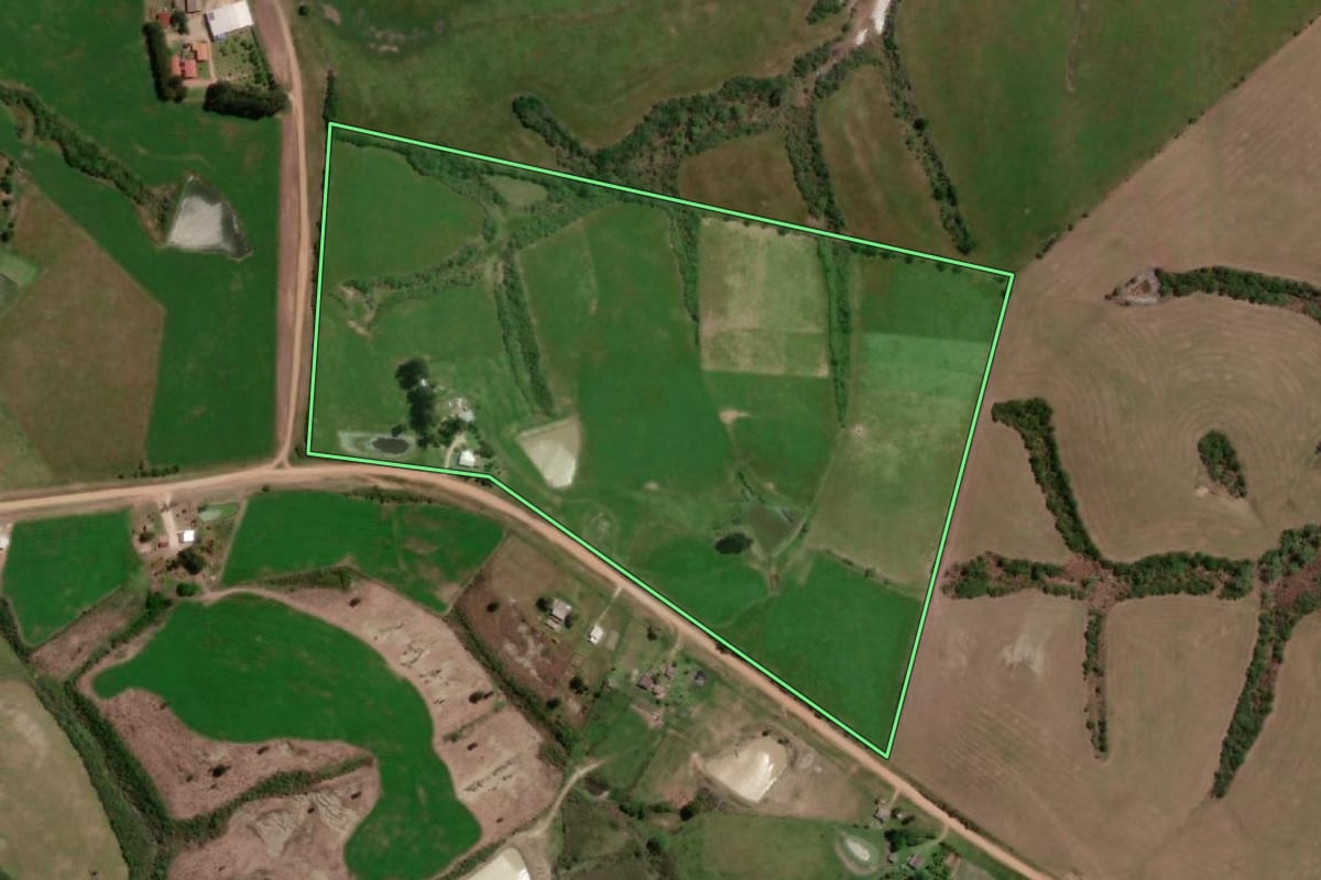 Imagem de satélite do imóvel rural em Hulha Negra (RS), com o contorno declarado no CAR desenhado por cima.