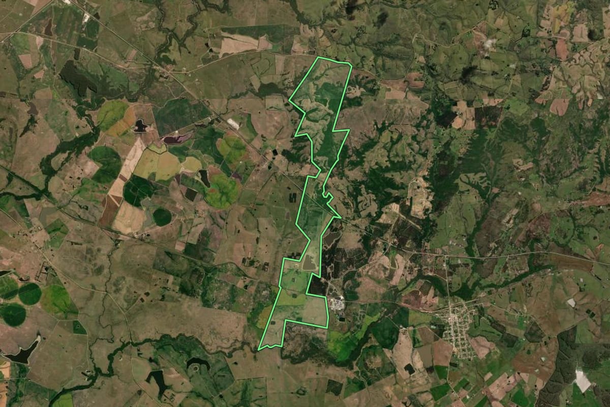 Imagem de satélite do imóvel rural em Hulha Negra (RS), com o contorno declarado no CAR desenhado por cima.