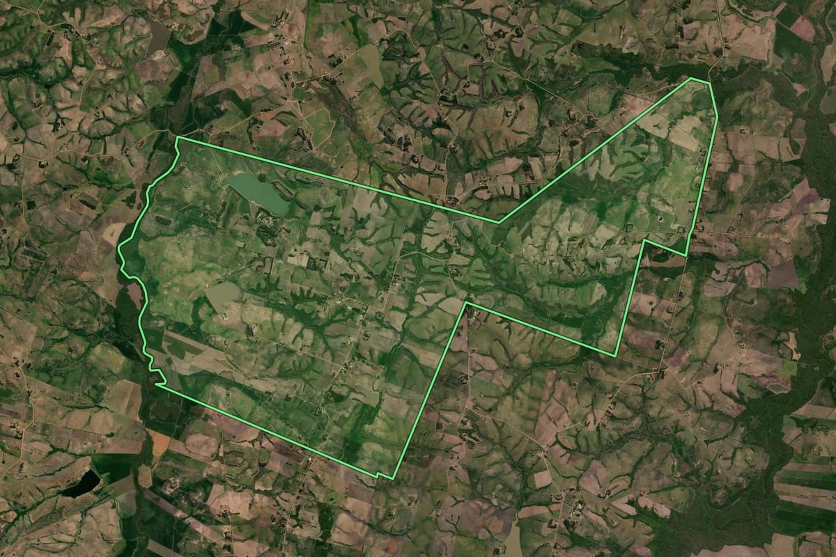 Imagem de satélite do imóvel rural em Hulha Negra (RS), com o contorno declarado no CAR desenhado por cima.