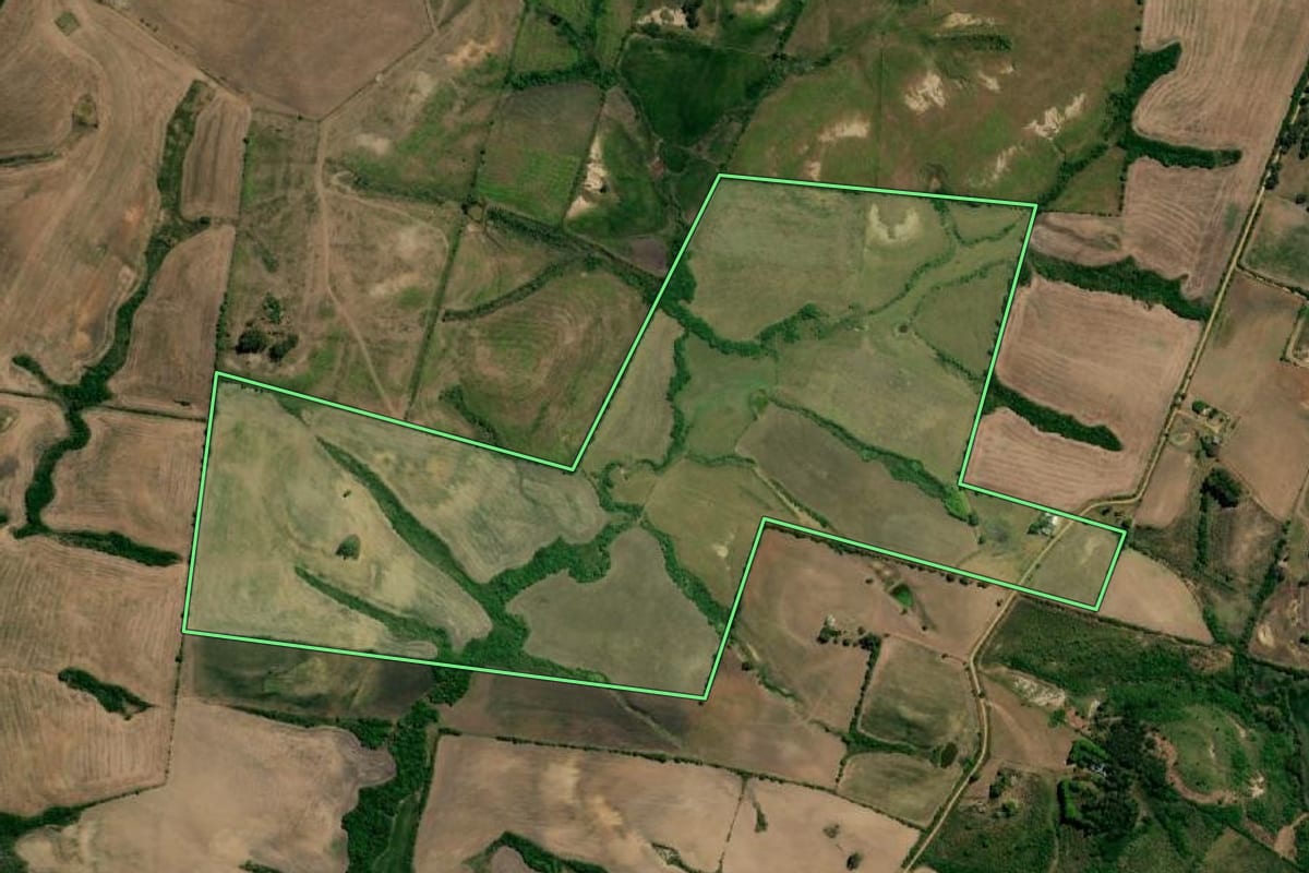 Imagem de satélite do imóvel rural em Hulha Negra (RS), com o contorno declarado no CAR desenhado por cima.