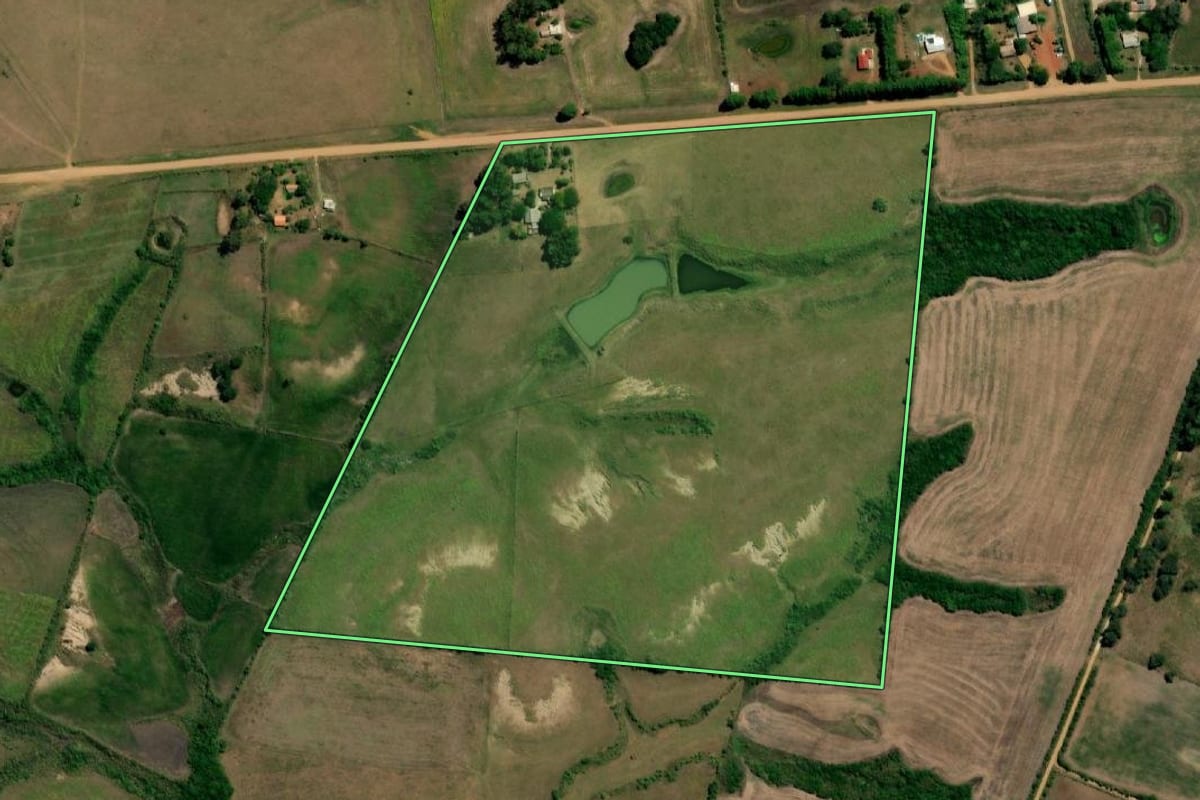 Imagem de satélite do imóvel rural em Hulha Negra (RS), com o contorno declarado no CAR desenhado por cima.