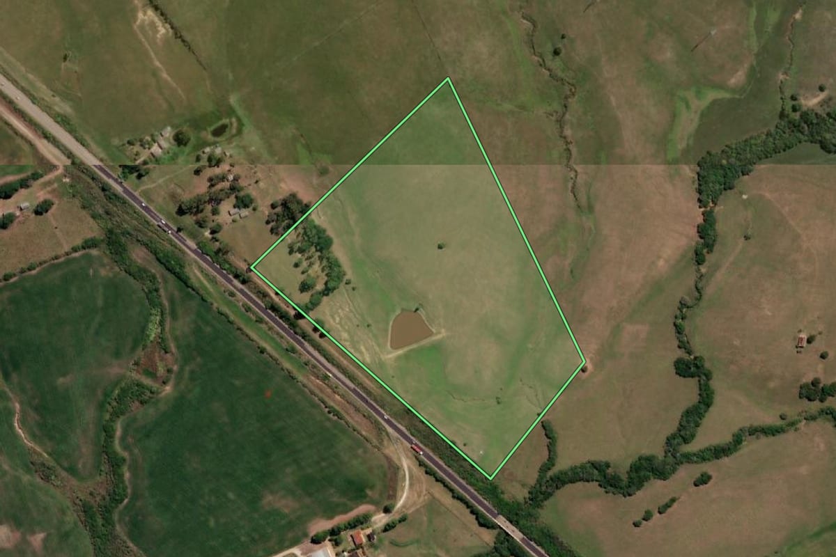 Imagem de satélite do imóvel rural em Hulha Negra (RS), com o contorno declarado no CAR desenhado por cima.
