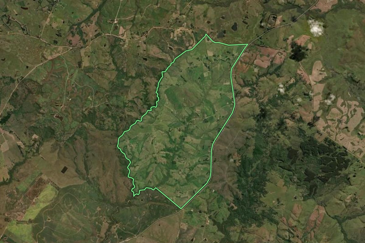 Imagem de satélite do imóvel rural em Hulha Negra (RS), com o contorno declarado no CAR desenhado por cima.