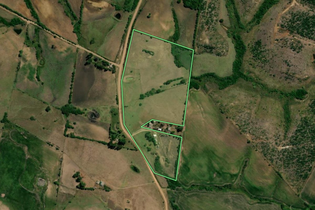 Imagem de satélite do imóvel rural em Hulha Negra (RS), com o contorno declarado no CAR desenhado por cima.