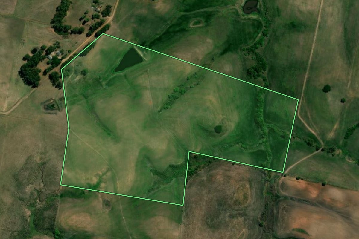 Imagem de satélite do imóvel rural em Hulha Negra (RS), com o contorno declarado no CAR desenhado por cima.