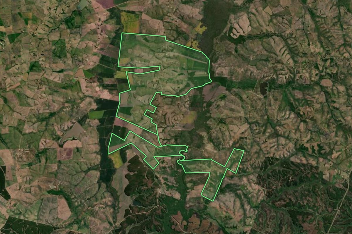 Imagem de satélite do imóvel rural em Hulha Negra (RS), com o contorno declarado no CAR desenhado por cima.