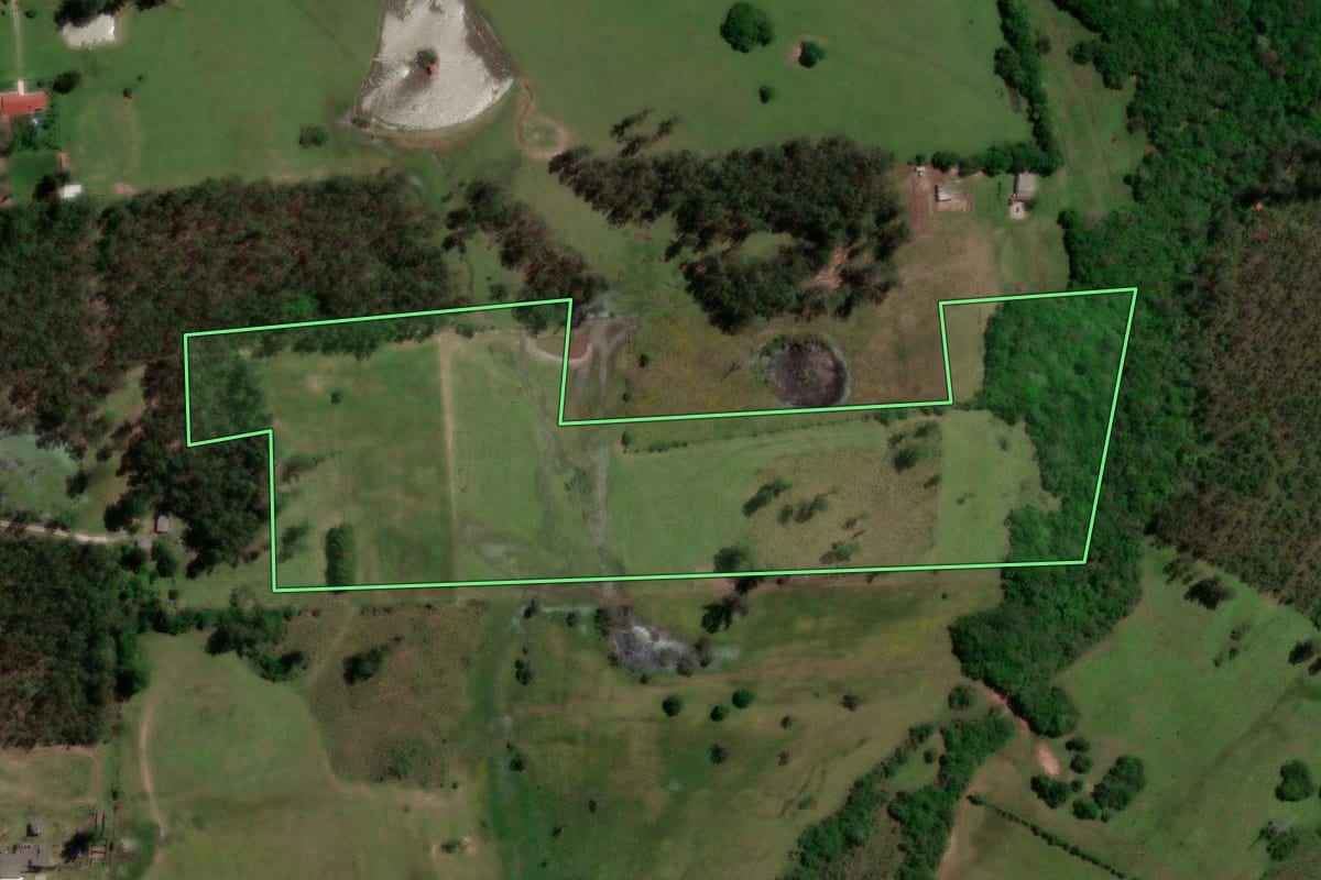 Imagem de satélite do imóvel rural em Hulha Negra (RS), com o contorno declarado no CAR desenhado por cima.