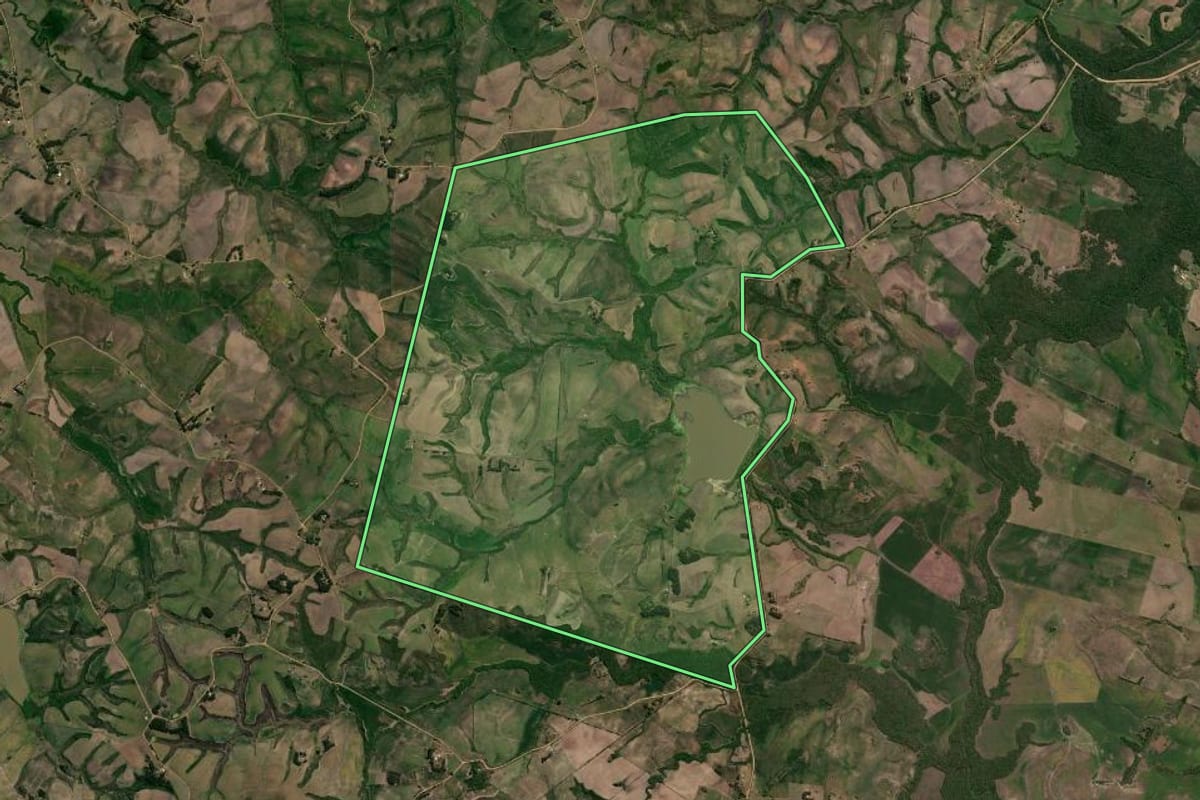 Imagem de satélite do imóvel rural em Hulha Negra (RS), com o contorno declarado no CAR desenhado por cima.