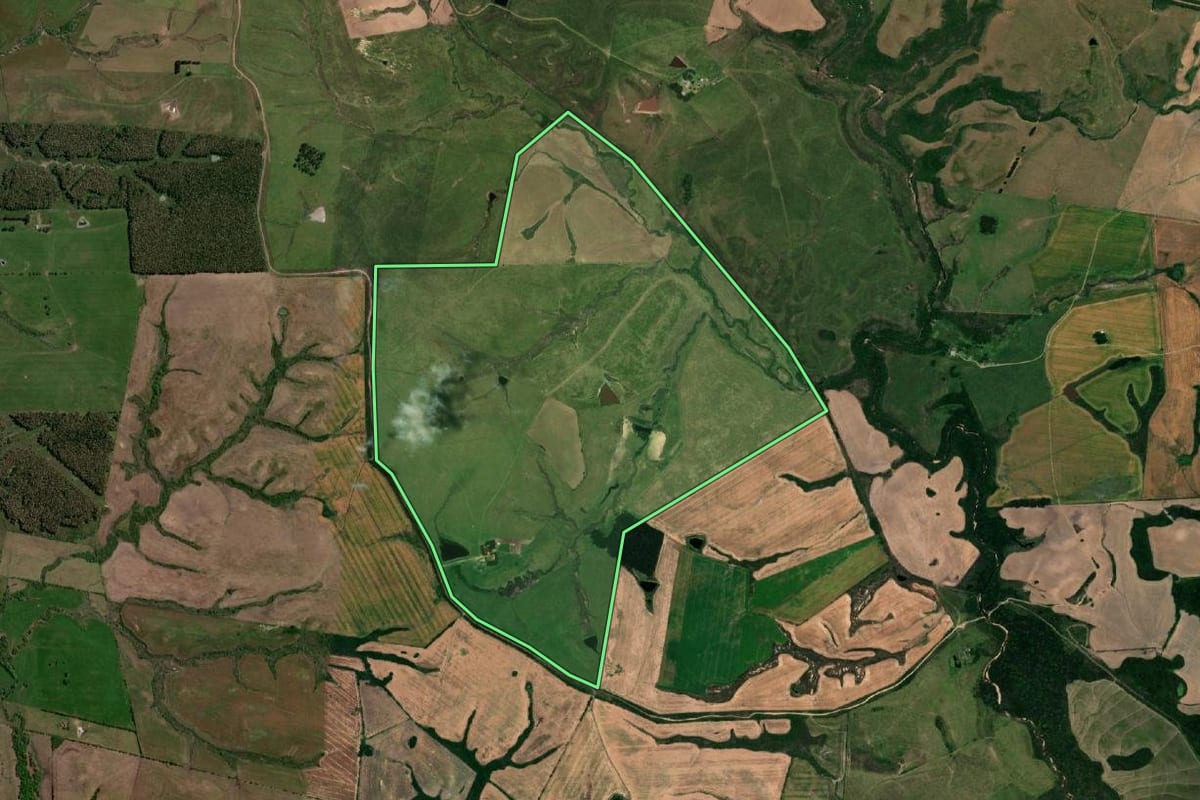 Imagem de satélite do imóvel rural em Hulha Negra (RS), com o contorno declarado no CAR desenhado por cima.