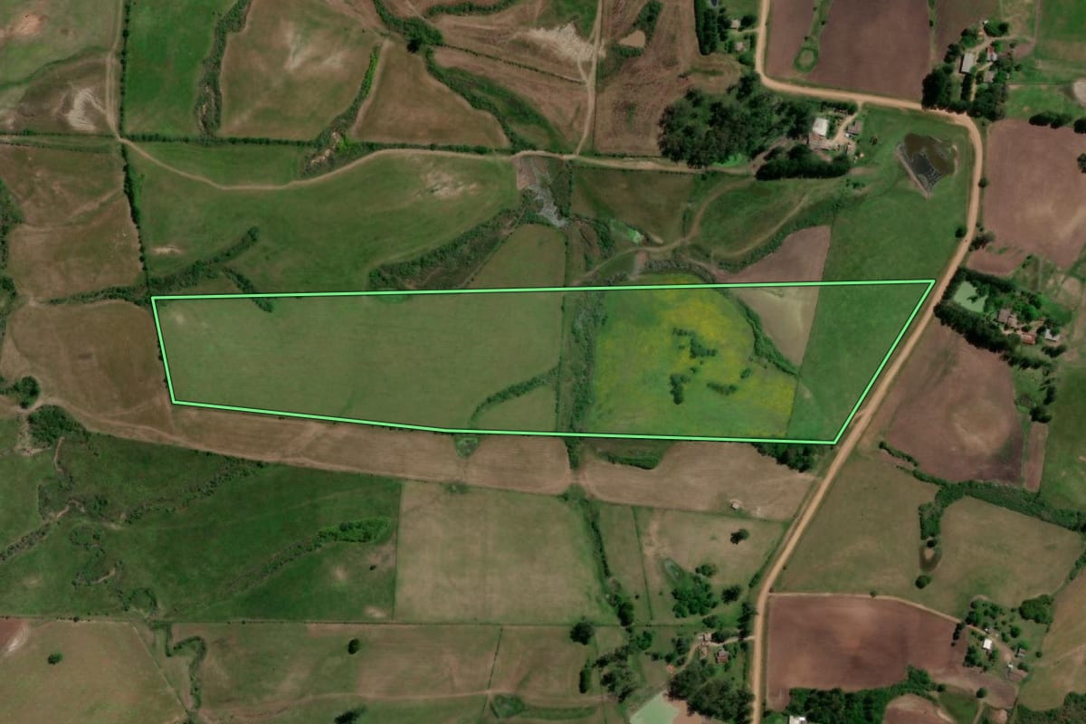 Imagem de satélite do imóvel rural em Hulha Negra (RS), com o contorno declarado no CAR desenhado por cima.