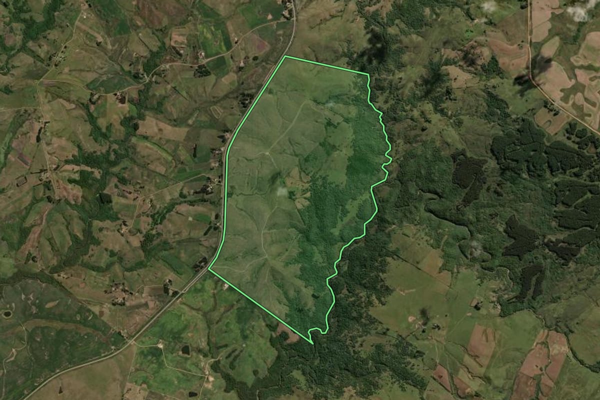 Imagem de satélite do imóvel rural em Hulha Negra (RS), com o contorno declarado no CAR desenhado por cima.