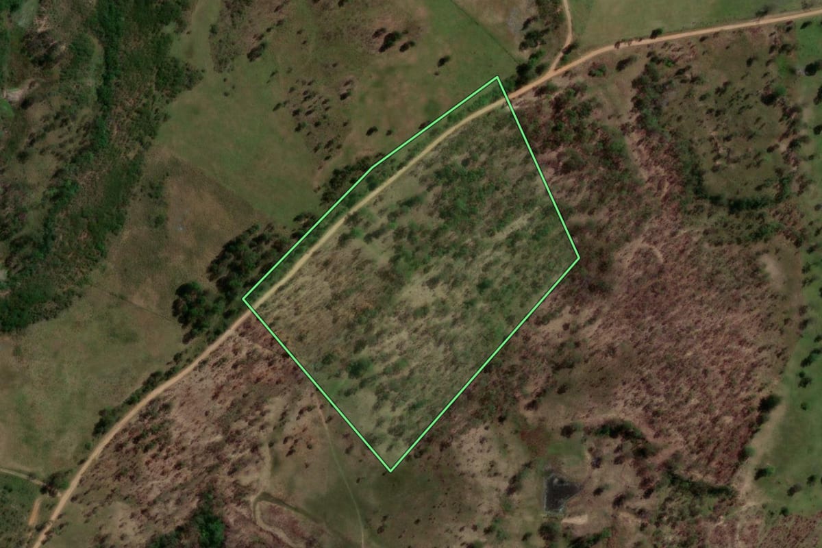 Imagem de satélite do imóvel rural em Hulha Negra (RS), com o contorno declarado no CAR desenhado por cima.