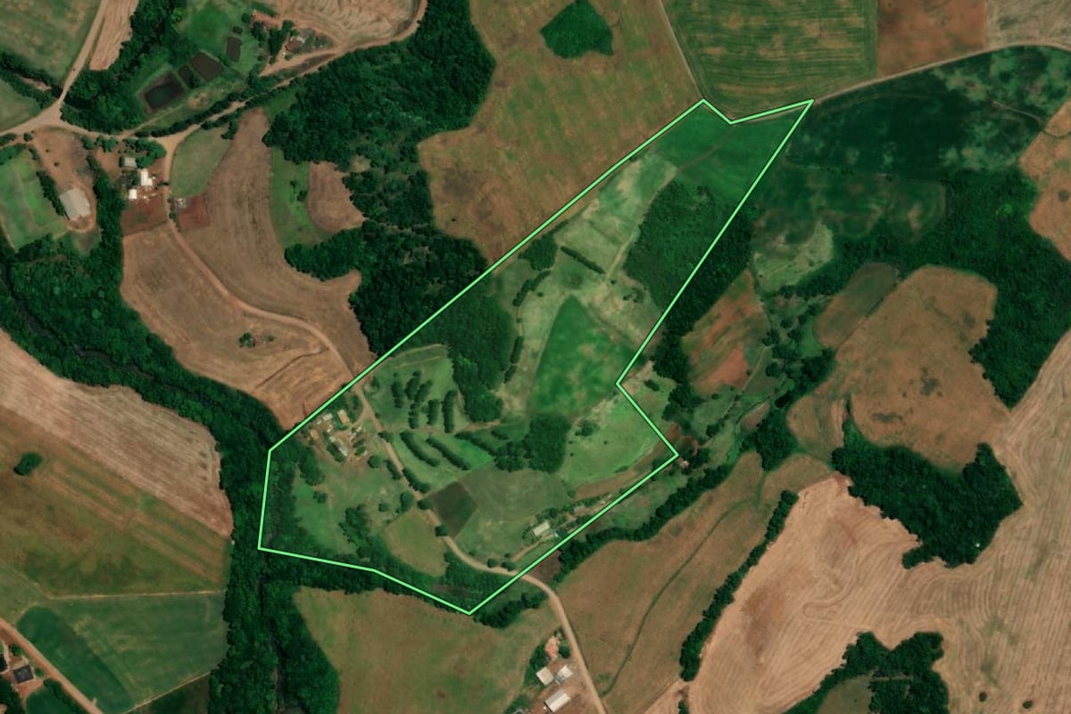 Imagem de satélite do imóvel rural em Humaitá (RS), com o contorno declarado no CAR desenhado por cima.