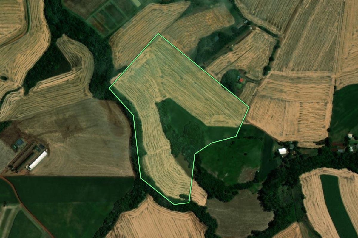 Imagem de satélite do imóvel rural em Humaitá (RS), com o contorno declarado no CAR desenhado por cima.
