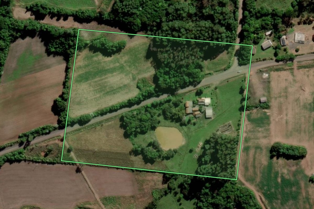Imagem de satélite do imóvel rural em Ibarama (RS), com o contorno declarado no CAR desenhado por cima.