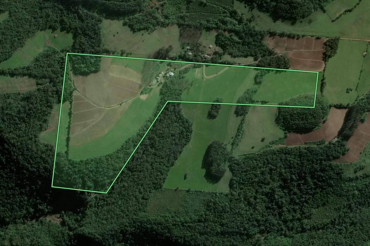 Imagem de satélite do imóvel rural em Ibarama (RS), com o contorno declarado no CAR desenhado por cima.
