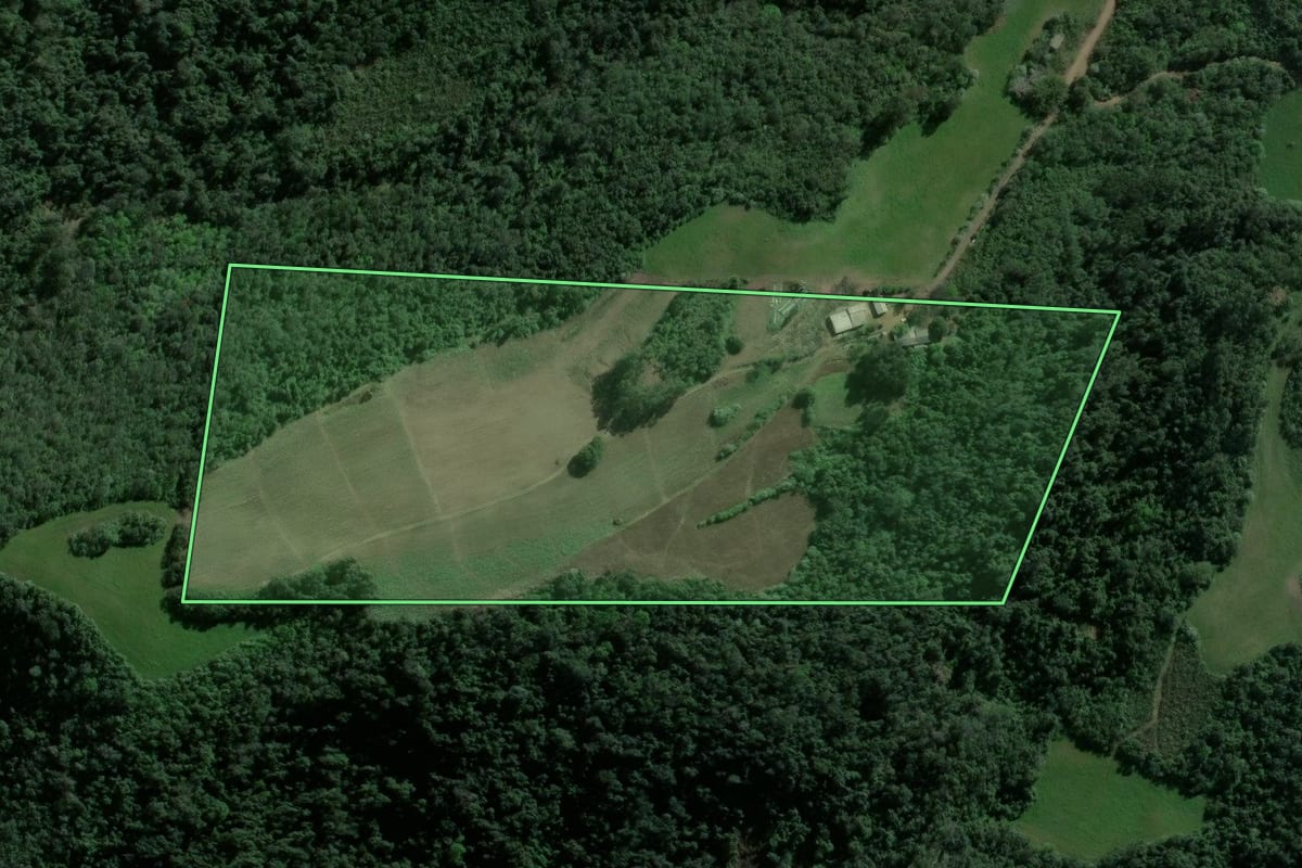 Imagem de satélite do imóvel rural em Ibarama (RS), com o contorno declarado no CAR desenhado por cima.