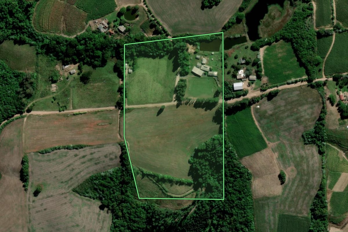 Imagem de satélite do imóvel rural em Ibarama (RS), com o contorno declarado no CAR desenhado por cima.