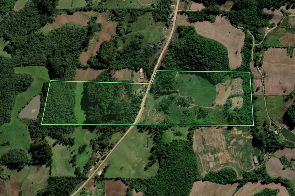 Imagem de satélite do imóvel rural em Ibarama (RS), com o contorno declarado no CAR desenhado por cima.