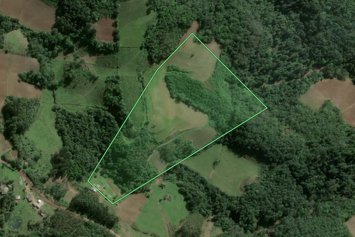 Imagem de satélite do imóvel rural em Ibarama (RS), com o contorno declarado no CAR desenhado por cima.