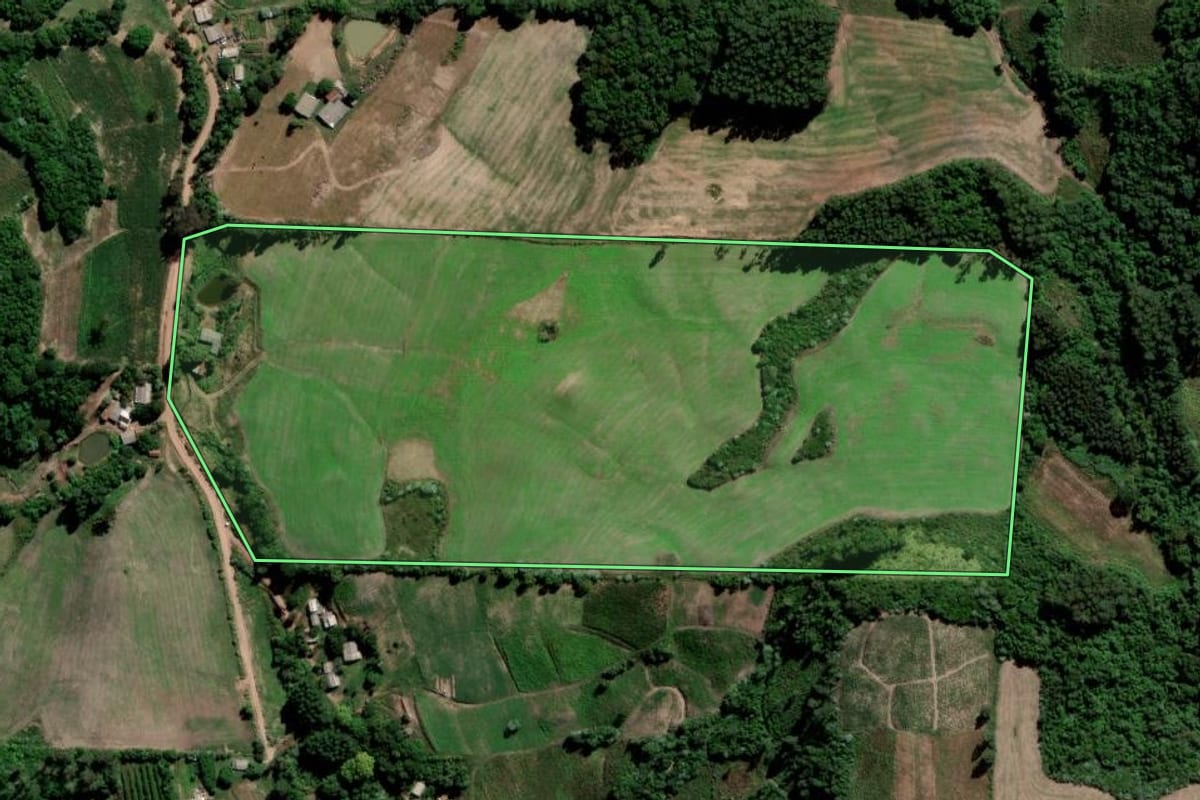Imagem de satélite do imóvel rural em Ibarama (RS), com o contorno declarado no CAR desenhado por cima.