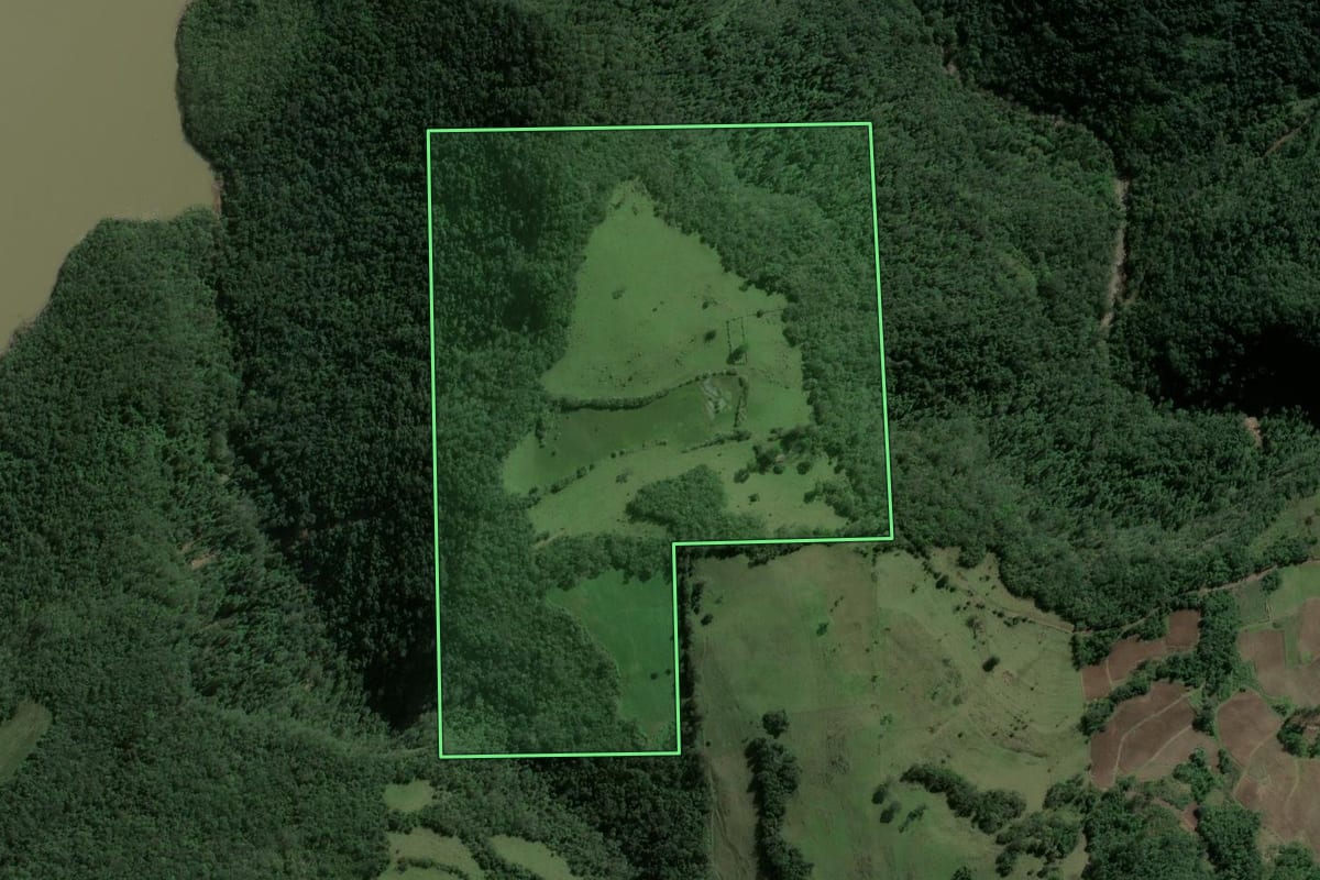 Imagem de satélite do imóvel rural em Ibarama (RS), com o contorno declarado no CAR desenhado por cima.