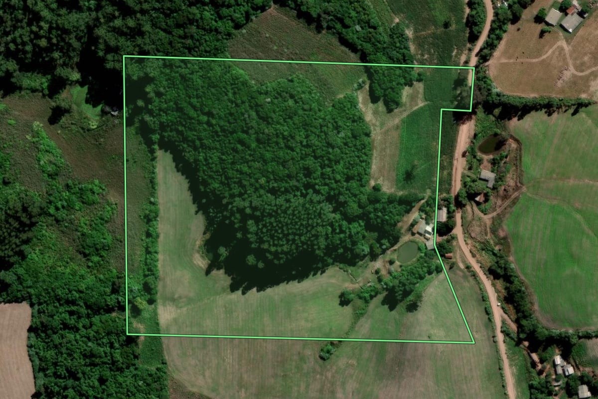Imagem de satélite do imóvel rural em Ibarama (RS), com o contorno declarado no CAR desenhado por cima.