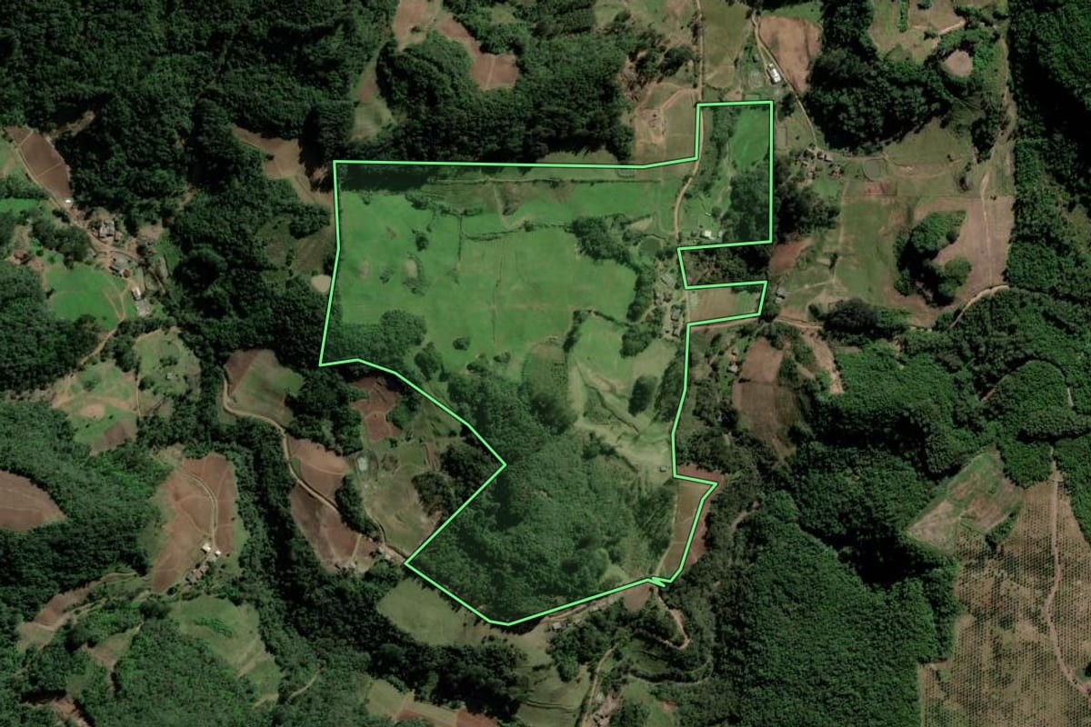 Imagem de satélite do imóvel rural em Ibarama (RS), com o contorno declarado no CAR desenhado por cima.