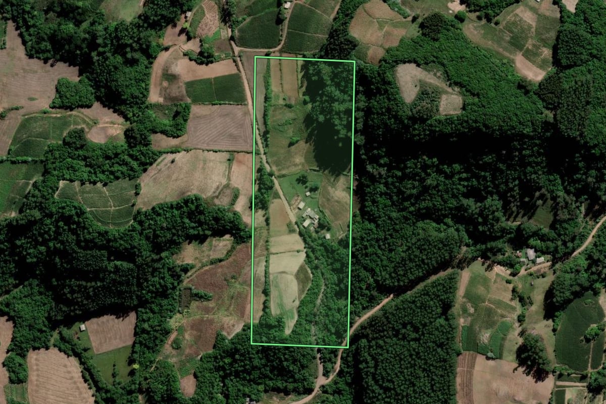 Imagem de satélite do imóvel rural em Ibarama (RS), com o contorno declarado no CAR desenhado por cima.