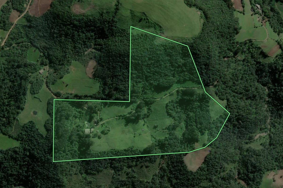 Imagem de satélite do imóvel rural em Ibarama (RS), com o contorno declarado no CAR desenhado por cima.