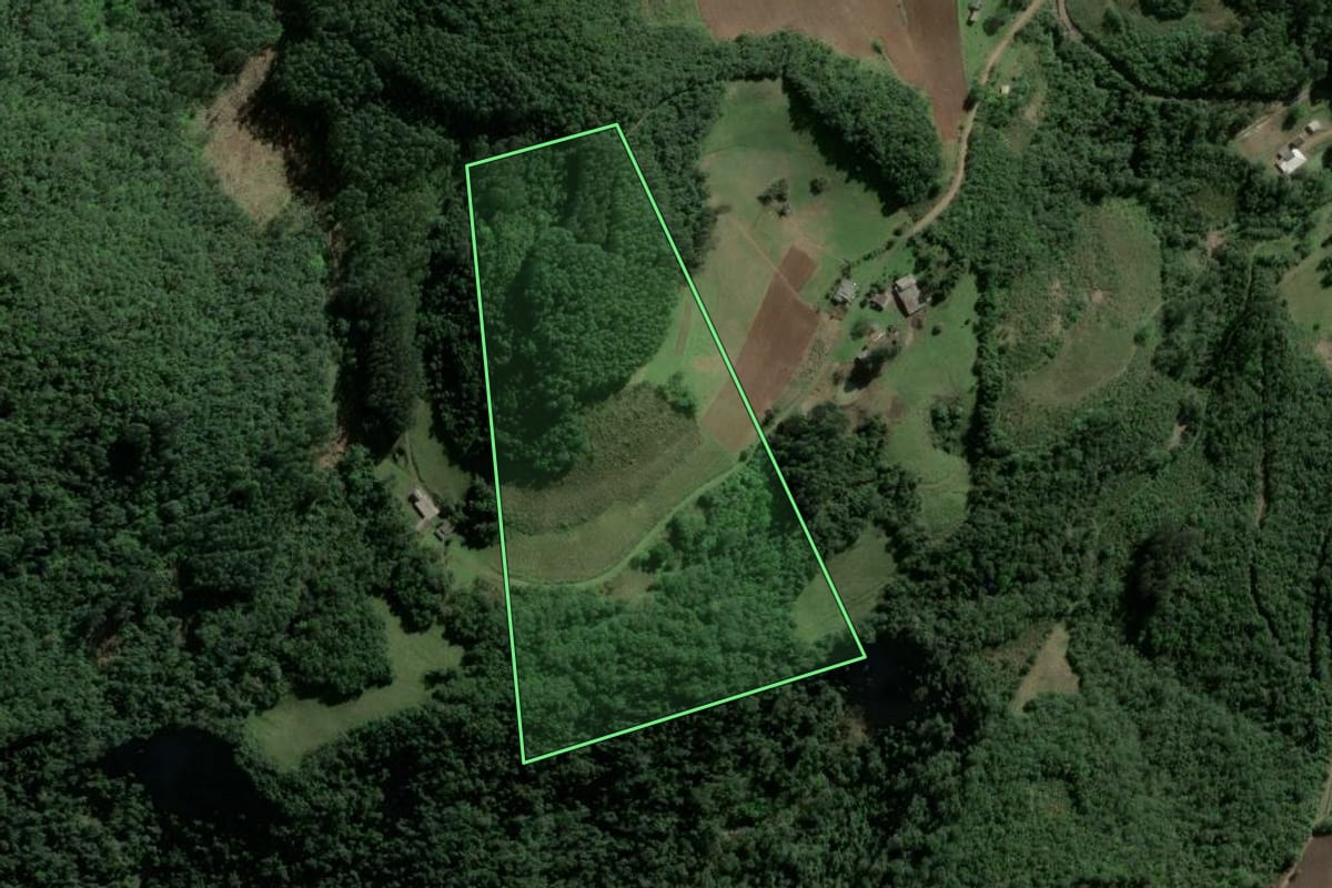 Imagem de satélite do imóvel rural em Ibarama (RS), com o contorno declarado no CAR desenhado por cima.