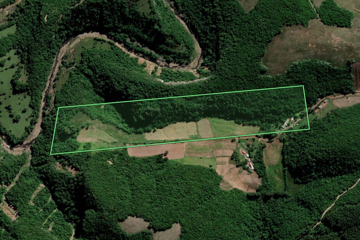 Imagem de satélite do imóvel rural em Ibarama (RS), com o contorno declarado no CAR desenhado por cima.