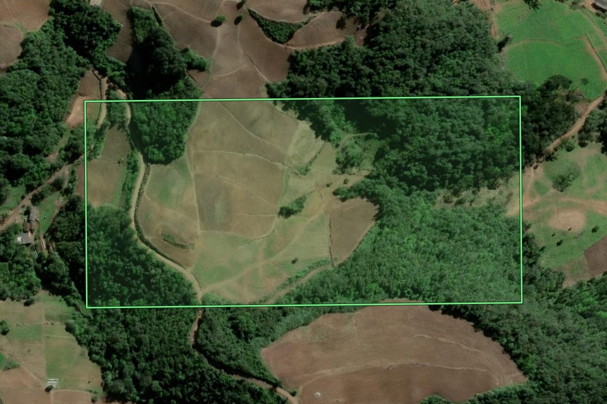 Imagem de satélite do imóvel rural em Ibarama (RS), com o contorno declarado no CAR desenhado por cima.