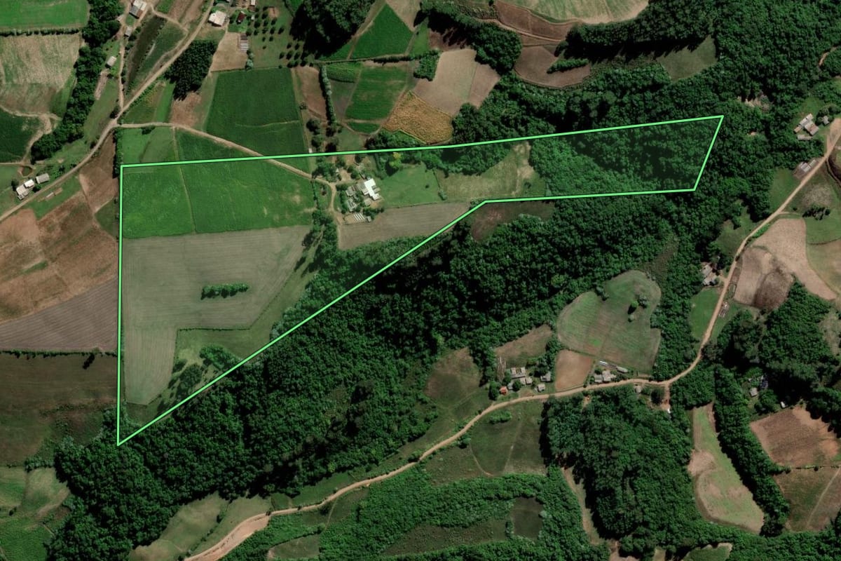 Imagem de satélite do imóvel rural em Ibarama (RS), com o contorno declarado no CAR desenhado por cima.
