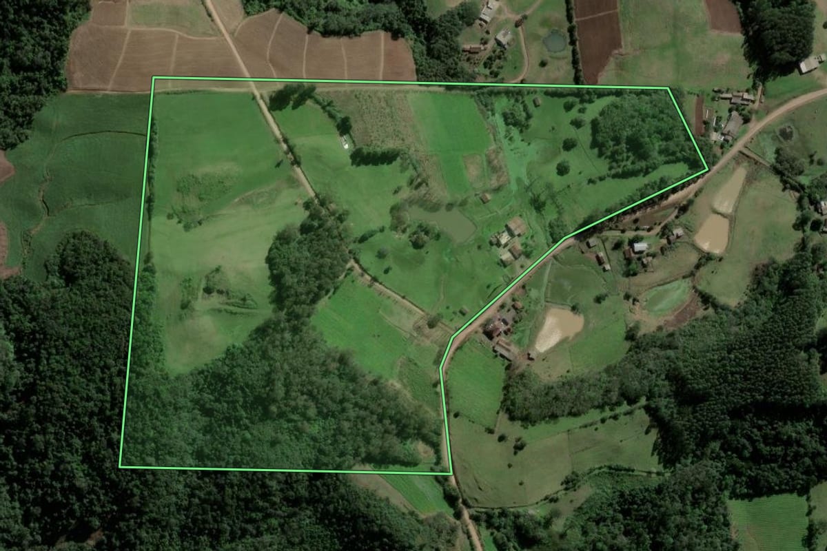 Imagem de satélite do imóvel rural em Ibarama (RS), com o contorno declarado no CAR desenhado por cima.