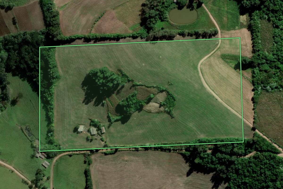 Imagem de satélite do imóvel rural em Ibarama (RS), com o contorno declarado no CAR desenhado por cima.
