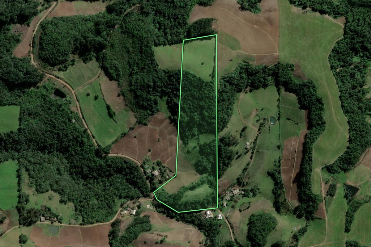 Imagem de satélite do imóvel rural em Ibarama (RS), com o contorno declarado no CAR desenhado por cima.