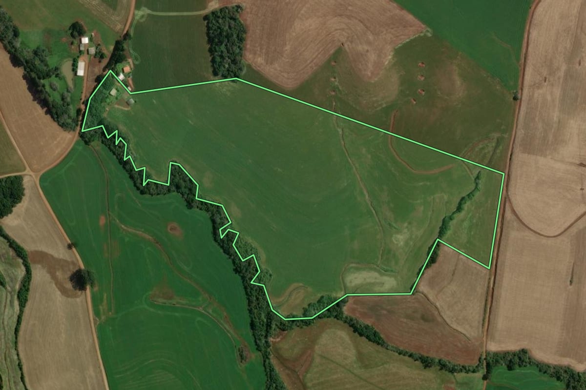 Imagem de satélite do imóvel rural em Ibiaçá (RS), com o contorno declarado no CAR desenhado por cima.