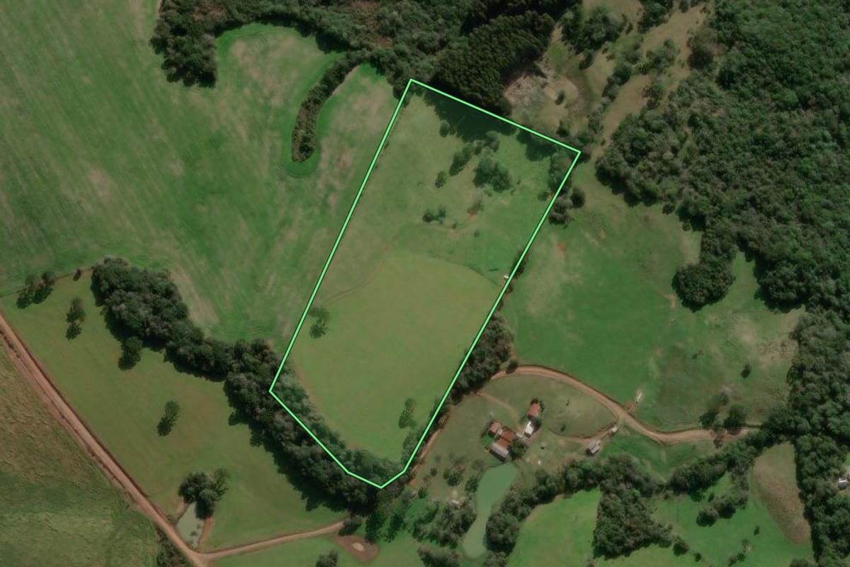 Imagem de satélite do imóvel rural em Ibiaçá (RS), com o contorno declarado no CAR desenhado por cima.