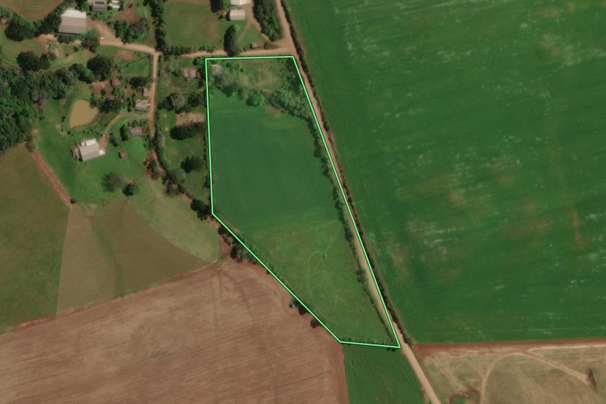 Imagem de satélite do imóvel rural em Ibiaçá (RS), com o contorno declarado no CAR desenhado por cima.