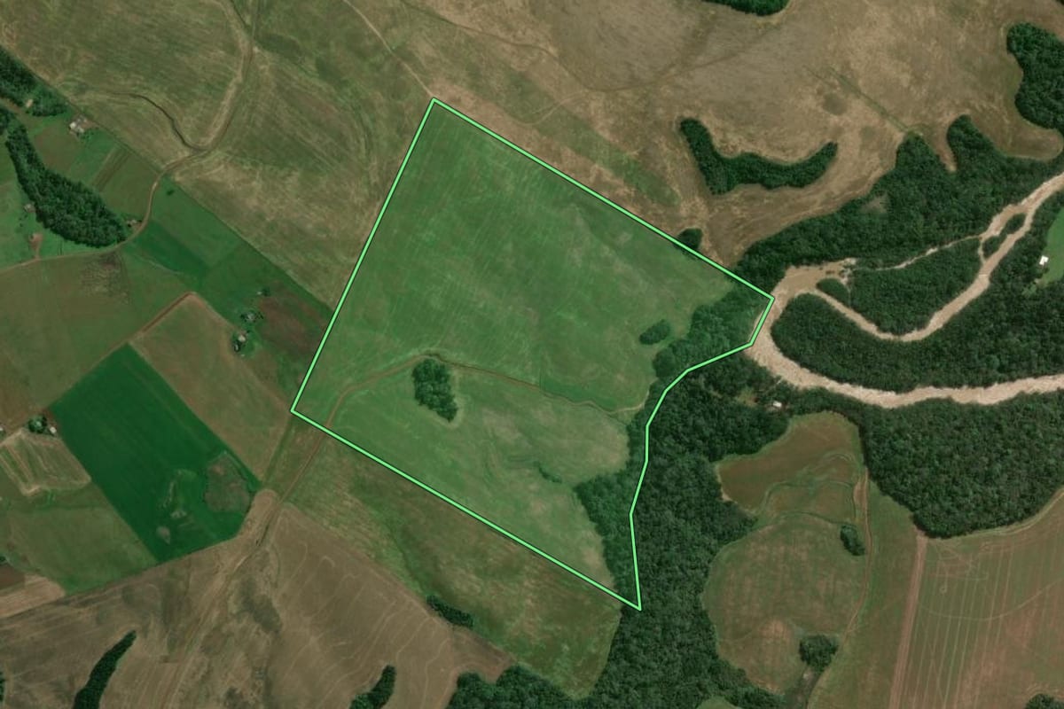 Imagem de satélite do imóvel rural em Ibiaçá (RS), com o contorno declarado no CAR desenhado por cima.