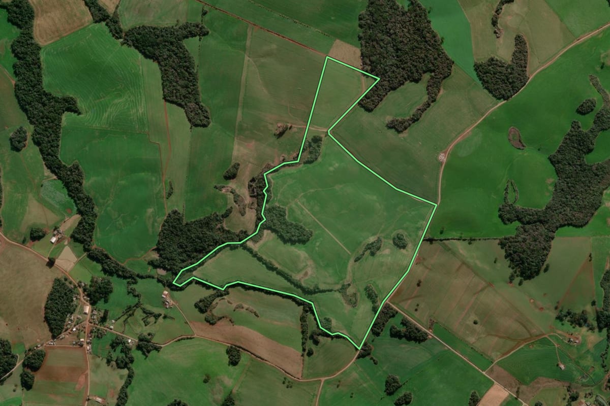 Imagem de satélite do imóvel rural em Ibiaçá (RS), com o contorno declarado no CAR desenhado por cima.