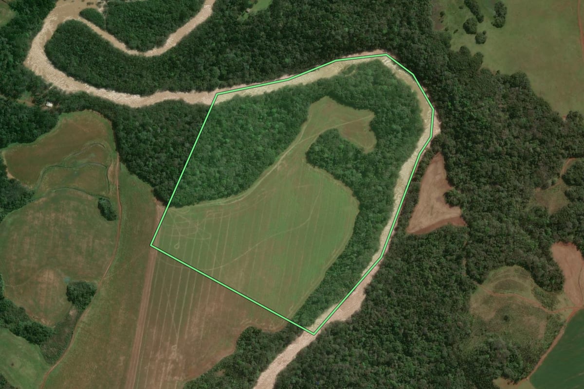 Imagem de satélite do imóvel rural em Ibiaçá (RS), com o contorno declarado no CAR desenhado por cima.