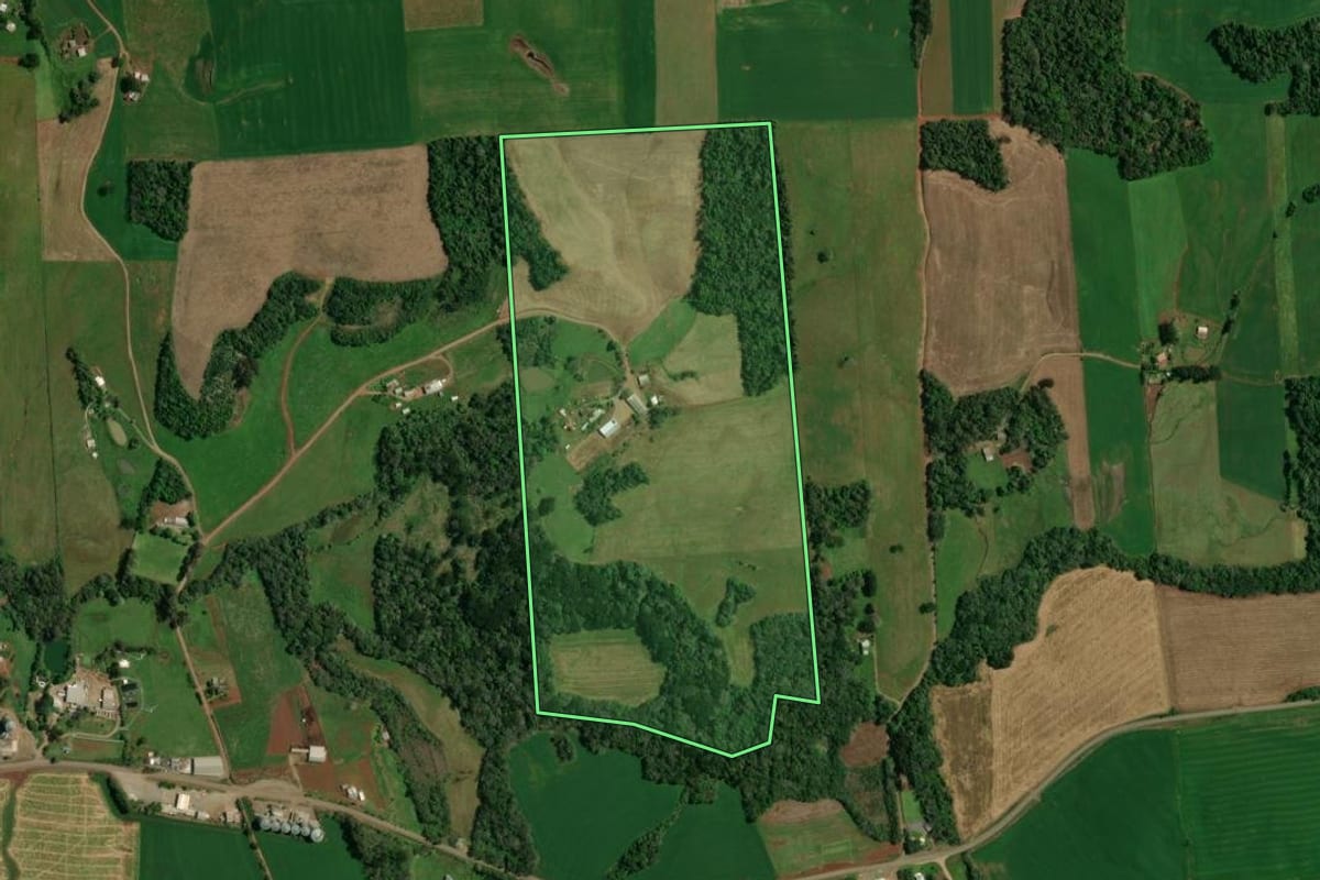 Imagem de satélite do imóvel rural em Ibiaçá (RS), com o contorno declarado no CAR desenhado por cima.